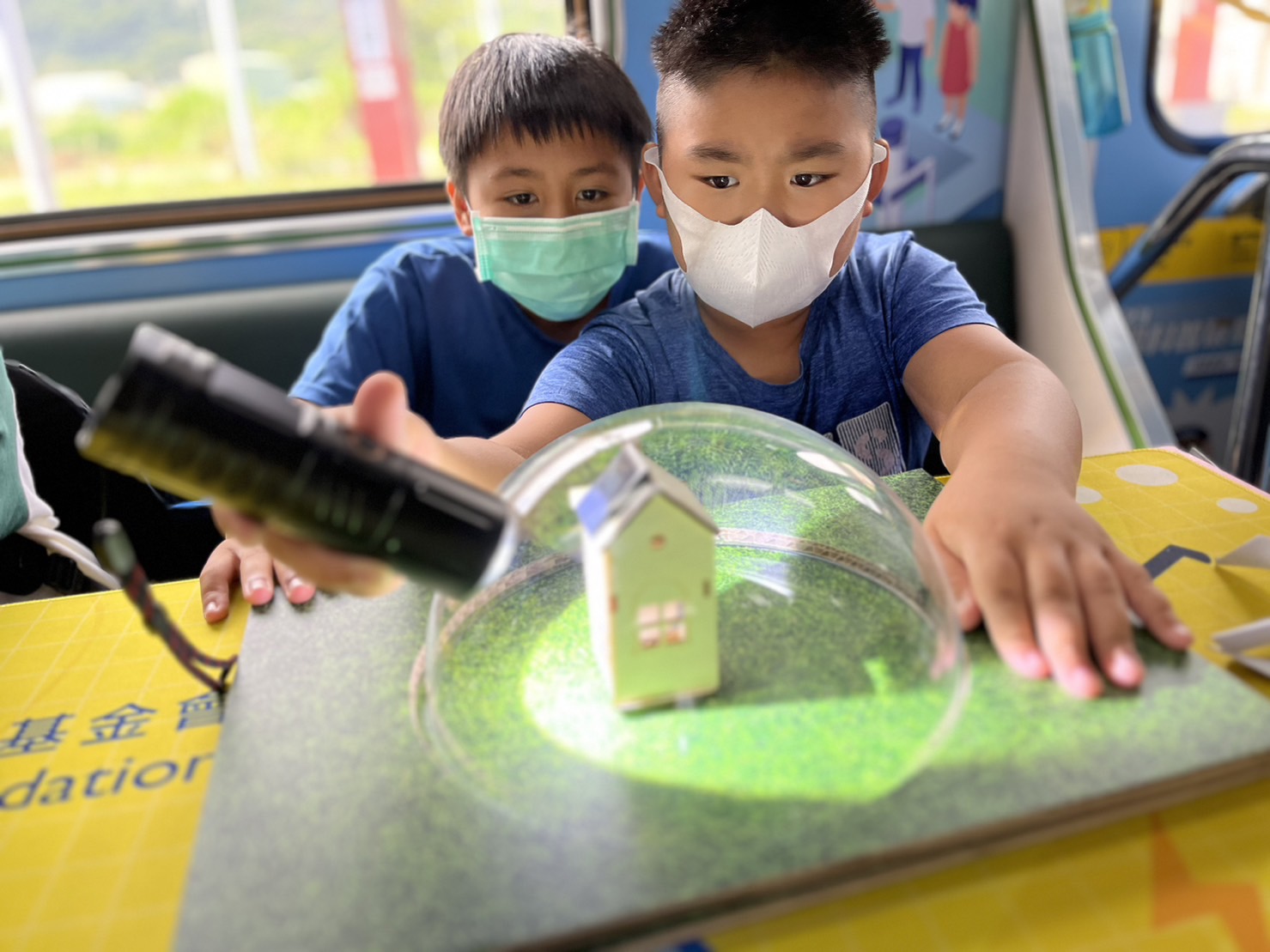 3499拉斯维加斯參與基礎科學主題車廂，以STEAM教學精神，設計「逐日科學家」、「太陽能工程師」以及「淨零建築師」三大能源科普課程和實驗
